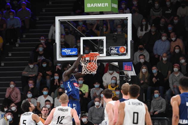 Basketball I Herren I Saison 2021-2022 I Bundesliga I 13. Spieltag I Hamburg Towers - ALBA Berlin I 02.01.2022 Christ Koumadje(21, ALBA Berlin) am dunk Hamburg edel-optics.de Arena Hamburg Deutschland Copyright: xLobeca AndreasxHannigx