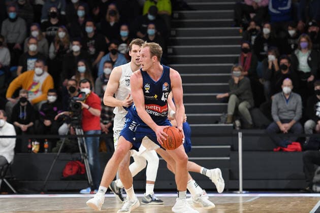 Basketball I Herren I Saison 2021-2022 I Bundesliga I 13. Spieltag I Hamburg Towers - ALBA Berlin I 02.01.2022 Luke Sikma (43, ALBA Berlin) Hamburg edel-optics.de Arena Hamburg Deutschland Copyright: xLobeca AndreasxHannigx
