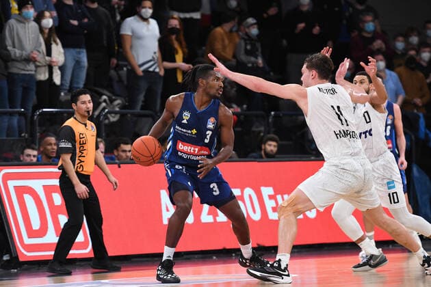 Basketball I Herren I Saison 2021-2022 I Bundesliga I 13. Spieltag I Hamburg Towers - ALBA Berlin I 02.01.2022 Jaleen Smith (3, ALBA Berlin) gegen Maik Kotsar ( 11, Center, Hamburg Towers) und Ray McCallum ( 10, Point Guard, Hamburg Towers) Hamburg edel-optics.de Arena Hamburg Deutschland Copyright: xLobeca AndreasxHannigx