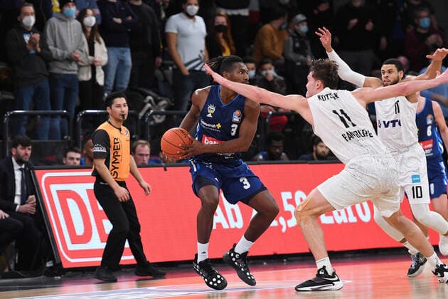 Basketball I Herren I Saison 2021-2022 I Bundesliga I 13. Spieltag I Hamburg Towers - ALBA Berlin I 02.01.2022 Jaleen Smith (3, ALBA Berlin) gegen Maik Kotsar ( 11, Center, Hamburg Towers) und Ray McCallum ( 10, Point Guard, Hamburg Towers) Hamburg edel-optics.de Arena Hamburg Deutschland Copyright: xLobeca AndreasxHannigx