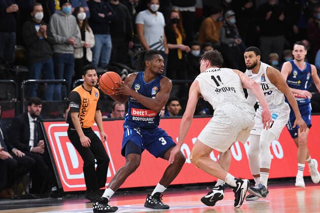 Basketball I Herren I Saison 2021-2022 I Bundesliga I 13. Spieltag I Hamburg Towers - ALBA Berlin I 02.01.2022 Jaleen Smith (3, ALBA Berlin) gegen Maik Kotsar ( 11, Center, Hamburg Towers) und Ray McCallum ( 10, Point Guard, Hamburg Towers) Hamburg edel-optics.de Arena Hamburg Deutschland Copyright: xLobeca AndreasxHannigx