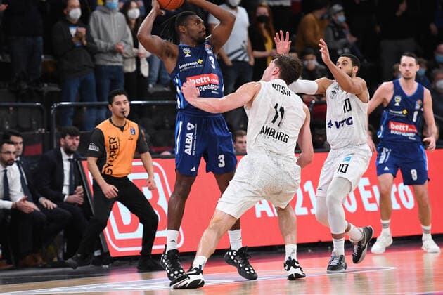 Basketball I Herren I Saison 2021-2022 I Bundesliga I 13. Spieltag I Hamburg Towers - ALBA Berlin I 02.01.2022 Jaleen Smith (3, ALBA Berlin) gegen Maik Kotsar ( 11, Center, Hamburg Towers) und Ray McCallum ( 10, Point Guard, Hamburg Towers) Hamburg edel-optics.de Arena Hamburg Deutschland Copyright: xLobeca AndreasxHannigx
