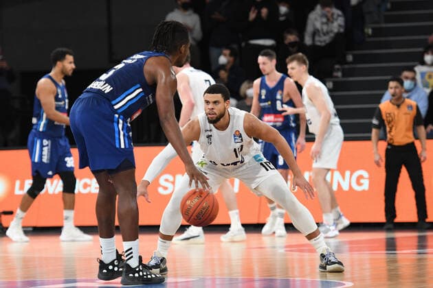 Basketball I Herren I Saison 2021-2022 I Bundesliga I 13. Spieltag I Hamburg Towers - ALBA Berlin I 02.01.2022 Ray McCallum ( 10, Point Guard, Hamburg Towers) verhindert den Angriff von Jaleen Smith (3, ALBA Berlin) Hamburg edel-optics.de Arena Hamburg Deutschland Copyright: xLobeca AndreasxHannigx