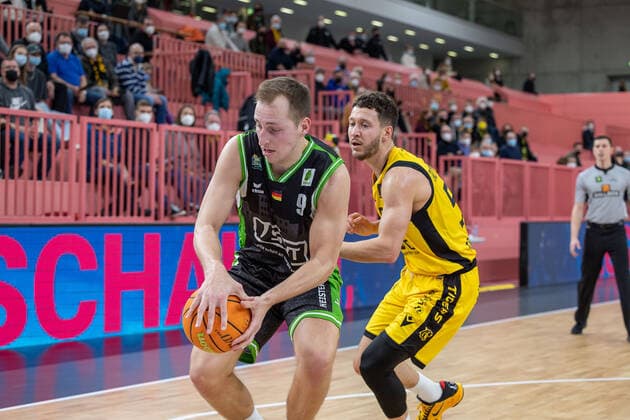 Jonas Niedermanner (Roemerstrom Gladiators Trier, 12). Joanic Gruettner Bacoul (Tigers Tuebingen, 50)¨¨Tigers Tuebingen vs. Roemerstrom Gladiators Trier, 2. Basketball, Bundesliga, Pro A, Barmer 2 Basketball, Spieltag 17, Spielzeit 2021 2022, 02.01.2022, ¨¨ Tigers Tuebingen - Roemerstrom Gladiators Trier, Basketball, 2. Bundesliga, Barmer 2 Basketball, Spieltag 17, Spielzeit 2021 2022, 02.01.2022 Tuebingen Copyright: xNinaxSander xEibnerxPressefotoxIx EP_NSR
