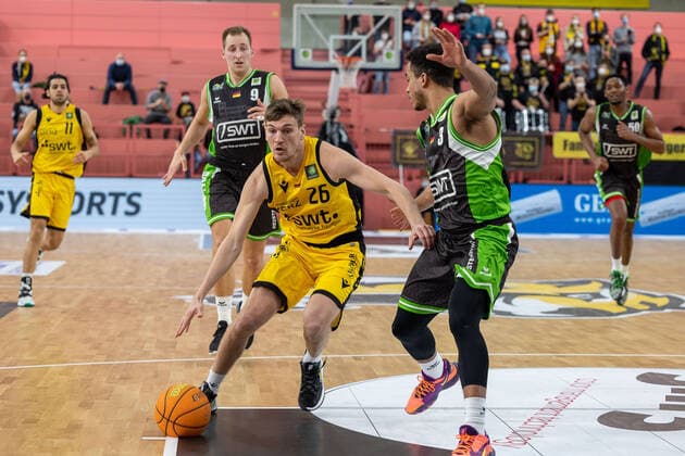 Till Joenke (Tigers Tuebingen, 26) Garai Zeeb (Roemerstrom Gladiators Trier, 03)¨¨Tigers Tuebingen vs. Roemerstrom Gladiators Trier, 2. Basketball, Bundesliga, Pro A, Barmer 2 Basketball, Spieltag 17, Spielzeit 2021 2022, 02.01.2022, ¨¨ Tigers Tuebingen - Roemerstrom Gladiators Trier, Basketball, 2. Bundesliga, Barmer 2 Basketball, Spieltag 17, Spielzeit 2021 2022, 02.01.2022 Tuebingen Copyright: xNinaxSander xEibnerxPressefotoxIx EP_NSR