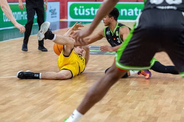 Gianni Otto (Tigers Tuebingen, 10) Garai Zeeb (Roemerstrom Gladiators Trier, 03)¨¨Tigers Tuebingen vs. Roemerstrom Gladiators Trier, 2. Basketball, Bundesliga, Pro A, Barmer 2 Basketball, Spieltag 17, Spielzeit 2021 2022, 02.01.2022, ¨¨ Tigers Tuebingen - Roemerstrom Gladiators Trier, Basketball, 2. Bundesliga, Barmer 2 Basketball, Spieltag 17, Spielzeit 2021 2022, 02.01.2022 Tuebingen Copyright: xNinaxSander xEibnerxPressefotoxIx EP_NSR
