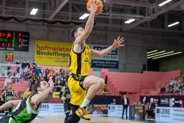 Joanic Gruettner Bacoul (Tigers Tuebingen, 50)¨¨Tigers Tuebingen vs. Roemerstrom Gladiators Trier, 2. Basketball, Bundesliga, Pro A, Barmer 2 Basketball, Spieltag 17, Spielzeit 2021 2022, 02.01.2022, ¨¨ Tigers Tuebingen - Roemerstrom Gladiators Trier, Basketball, 2. Bundesliga, Barmer 2 Basketball, Spieltag 17, Spielzeit 2021 2022, 02.01.2022 Tuebingen Copyright: xNinaxSander xEibnerxPressefotoxIx EP_NSR