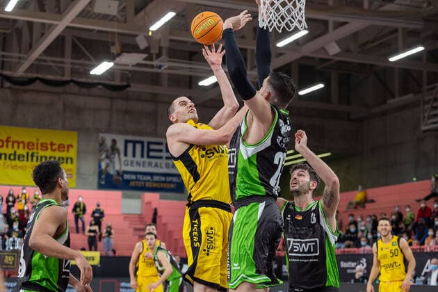 Daniel Keppeler (Tigers Tuebingen, 31) Radoslav Pekovic (Roemerstrom Gladiators Trier, 23)¨¨Tigers Tuebingen vs. Roemerstrom Gladiators Trier, 2. Basketball, Bundesliga, Pro A, Barmer 2 Basketball, Spieltag 17, Spielzeit 2021 2022, 02.01.2022, ¨¨ Tigers Tuebingen - Roemerstrom Gladiators Trier, Basketball, 2. Bundesliga, Barmer 2 Basketball, Spieltag 17, Spielzeit 2021 2022, 02.01.2022 Tuebingen Copyright: xNinaxSander xEibnerxPressefotoxIx EP_NSR