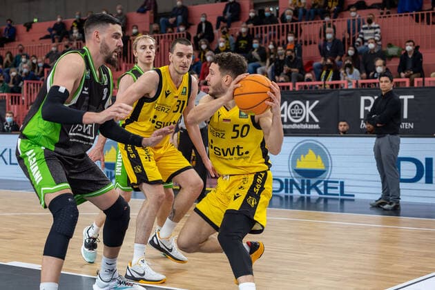 Radoslav Pekovic (Roemerstrom Gladiators Trier, 23) Daniel Keppeler (Tigers Tuebingen, 31) Joanic Gruettner Bacoul (Tigers Tuebingen, 50)¨¨Tigers Tuebingen vs. Roemerstrom Gladiators Trier, 2. Basketball, Bundesliga, Pro A, Barmer 2 Basketball, Spieltag 17, Spielzeit 2021 2022, 02.01.2022, ¨¨ Tigers Tuebingen - Roemerstrom Gladiators Trier, Basketball, 2. Bundesliga, Barmer 2 Basketball, Spieltag 17, Spielzeit 2021 2022, 02.01.2022 Tuebingen Copyright: xNinaxSander xEibnerxPressefotoxIx EP_NSR