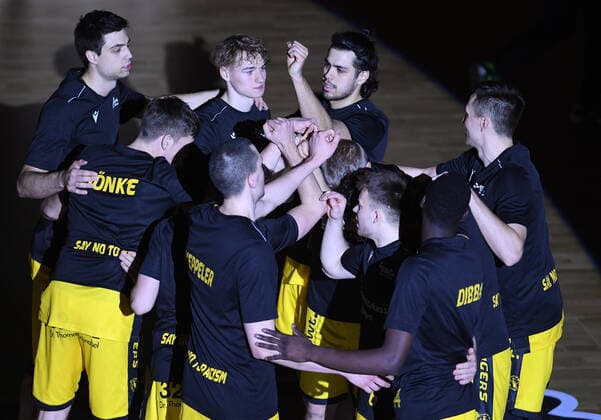 Basketball 2. Bundesliga 2020 2021 17. Spieltag in der Paul Horn Arena Tigers Tuebingen - ROEMERSTROM Gladiators Trier 02.01.2021 Tigers Teamkreis vor dem Spiel