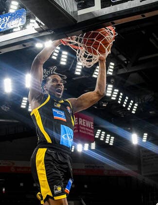 GER, BBL, ratiopharm ulm vs MHP RIESEN Ludwigsburg 02.01.2022, ratiopharm arena, Neu-Ulm, GER, BBL, ratiopharm ulm vs MHP RIESEN Ludwigsburg, im Bild spektakulärer Korb von Justin Simon (Ludwigsburg, 5)