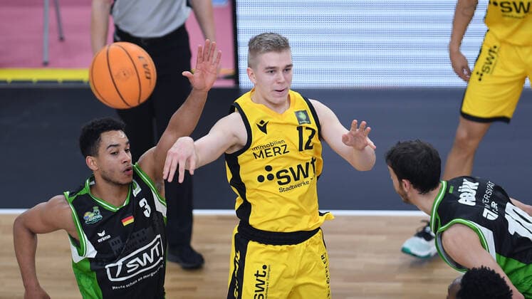 Basketball 2. Bundesliga 2020 2021 17. Spieltag in der Paul Horn Arena Tigers Tuebingen - ROEMERSTROM Gladiators Trier 02.01.2021 Aatu Kivimaeki (Mitte, Tigers) gegen Garai Zeeb (li, Trier) und Thomas Gruen (re, Trier)