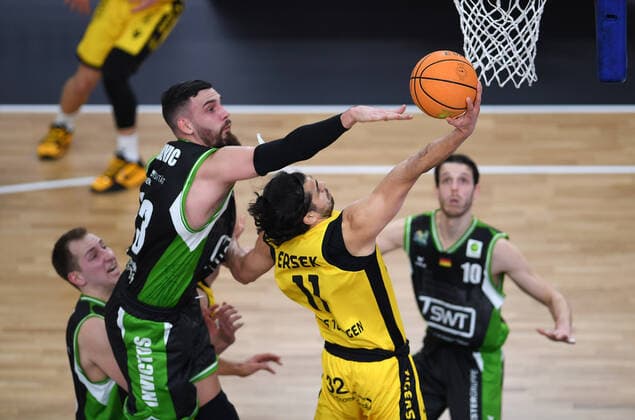 Basketball 2. Bundesliga 2020 2021 17. Spieltag in der Paul Horn Arena Tigers Tuebingen - ROEMERSTROM Gladiators Trier 02.01.2021 Erol Ersek (re, Tigers) gegen Radoslav Pekovic (li, Trier)