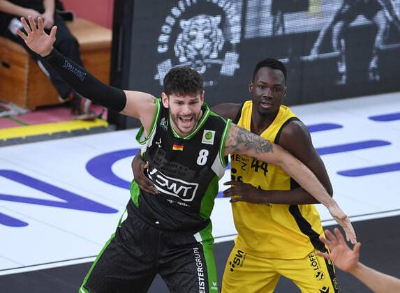 Basketball 2. Bundesliga 2020 2021 17. Spieltag in der Paul Horn Arena Tigers Tuebingen - ROEMERSTROM Gladiators Trier 02.01.2021 Enosch Wolf (li, Trier) gegen Bakary Dibba (re, Tigers)