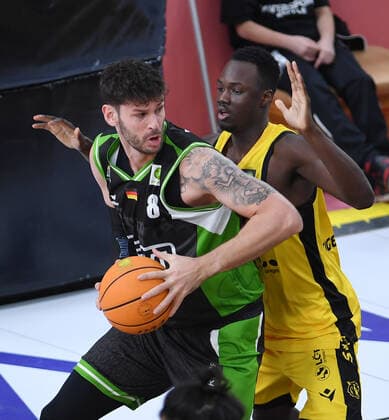 Basketball 2. Bundesliga 2020 2021 17. Spieltag in der Paul Horn Arena Tigers Tuebingen - ROEMERSTROM Gladiators Trier 02.01.2021 Enosch Wolf (li, Trier) gegen Bakary Dibba (re, Tigers)