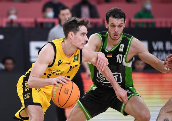 Basketball 2. Bundesliga 2020 2021 17. Spieltag in der Paul Horn Arena Tigers Tuebingen - ROEMERSTROM Gladiators Trier 02.01.2021 Gianni Otto (li, Tigers) gegen Thomas Gruen (re, Trier)