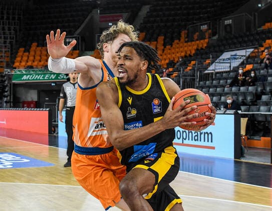 GER, BBL, ratiopharm ulm vs MHP RIESEN Ludwigsburg 02.01.2022, ratiopharm arena, Neu-Ulm, GER, BBL, ratiopharm ulm vs MHP RIESEN Ludwigsburg, im Bild Justin Simon (Ludwigsburg, 5) setzt sich energisch gegen Per Günther Guenther (Ulm, 6) durch