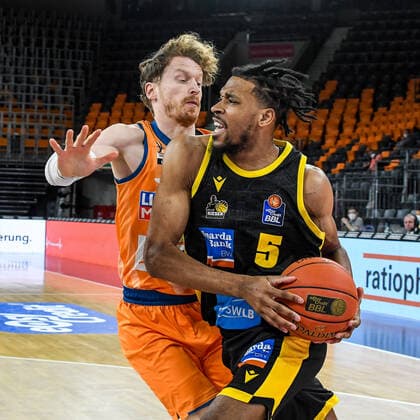 GER, BBL, ratiopharm ulm vs MHP RIESEN Ludwigsburg 02.01.2022, ratiopharm arena, Neu-Ulm, GER, BBL, ratiopharm ulm vs MHP RIESEN Ludwigsburg, im Bild Justin Simon (Ludwigsburg, 5) setzt sich energisch gegen Per Günther Guenther (Ulm, 6) durch