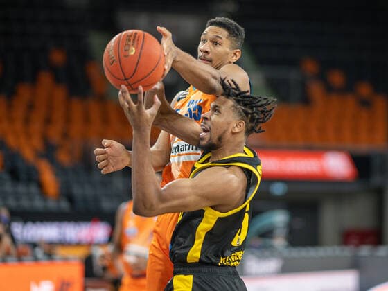 Karim Jallow (Ratiopharm Ulm 35), Justin Simon (MHP Riesen Ludwigsburg, 05), GER, Ratiopharm Ulm vs. MHP Riesen Ludwigsburg, Basketball, Bundesliga, easycredit, 15. Spieltag, Spielzeit 2021 2022, 02.01.2022, GER, Ratiopharm Ulm vs. MHP Riesen Ludwigsburg, Basketball, Bundesliga, easycredit, 15. Spieltag, Spielzeit 2021 2022, 02.01.2022 Ulm Copyright: xEibner-Pressefoto SaschaxWaltherx EP_EER