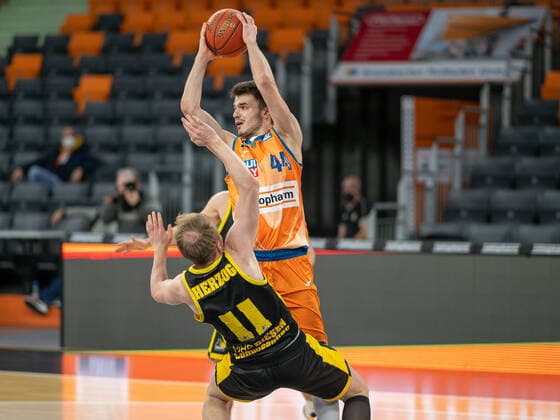 Fedor Zugic (Ratiopharm Ulm 44), Lukas Herzog (MHP Riesen Ludwigsburg, 11), GER, Ratiopharm Ulm vs. MHP Riesen Ludwigsburg, Basketball, Bundesliga, easycredit, 15. Spieltag, Spielzeit 2021 2022, 02.01.2022, GER, Ratiopharm Ulm vs. MHP Riesen Ludwigsburg, Basketball, Bundesliga, easycredit, 15. Spieltag, Spielzeit 2021 2022, 02.01.2022 Ulm Copyright: xEibner-Pressefoto SaschaxWaltherx EP_EER