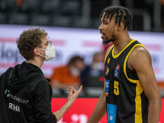 Justin Simon (MHP Riesen Ludwigsburg, 05), ist enttäuscht enttaeuscht, unzufrieden, GER, Ratiopharm Ulm vs. MHP Riesen Ludwigsburg, Basketball, Bundesliga, easycredit, 15. Spieltag, Spielzeit 2021 2022, 02.01.2022, GER, Ratiopharm Ulm vs. MHP Riesen Ludwigsburg, Basketball, Bundesliga, easycredit, 15. Spieltag, Spielzeit 2021 2022, 02.01.2022 Ulm Copyright: xEibner-Pressefoto SaschaxWaltherx EP_EER