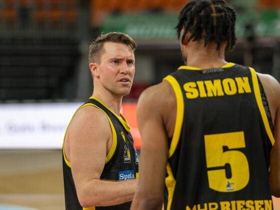 Jordan Hulls (MHP Riesen Ludwigsburg, 01), Justin Simon (MHP Riesen Ludwigsburg, 05), ist enttäuscht enttaeuscht, unzufrieden, GER, Ratiopharm Ulm vs. MHP Riesen Ludwigsburg, Basketball, Bundesliga, easycredit, 15. Spieltag, Spielzeit 2021 2022, 02.01.2022, GER, Ratiopharm Ulm vs. MHP Riesen Ludwigsburg, Basketball, Bundesliga, easycredit, 15. Spieltag, Spielzeit 2021 2022, 02.01.2022 Ulm Copyright: xEibner-Pressefoto SaschaxWaltherx EP_EER