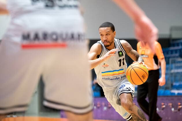 BARMER 2. Basketball Bundesliga Saison 2021 2022 Spieltag 17 am 02.01.22 Medipolis SC Jena vs RASTA Vechta rechts: Rayshawn Simmons (Jena) am Ball Sparkassen Arena