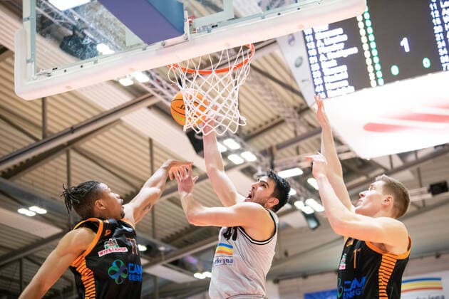 BARMER 2. Basketball Bundesliga Saison 2021 2022 Spieltag 17 am 02.01.22 Medipolis SC Jena vs RASTA Vechta Mitte gegen 2 Gegenspieler beim Korbleger Alexander Herrera (Jena) gegen links Tyrone Nash und rechts Robin Lodders, beide Vechta Sparkassen Arena