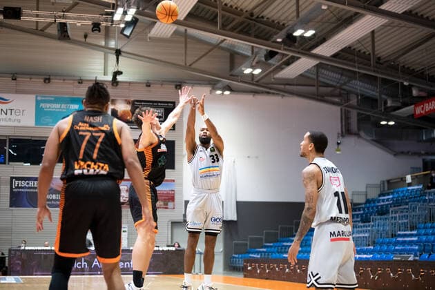 BARMER 2. Basketball Bundesliga Saison 2021 2022 Spieltag 17 am 02.01.22 Medipolis SC Jena vs RASTA Vechta Mitte: Brandon Thomas (Jena) beim Wurf gegen Kristofer Krause (Vechta) Sparkassen Arena
