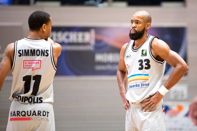BARMER 2. Basketball Bundesliga Saison 2021 2022 Spieltag 17 am 02.01.22 Medipolis SC Jena vs RASTA Vechta v.li. Rayshawn Simmons (Jena) im Austausch mit Mitspieler Brandon Thomas (Jena) Sparkassen Arena