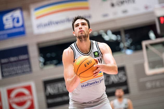 BARMER 2. Basketball Bundesliga Saison 2021 2022 Spieltag 17 am 02.01.22 Medipolis SC Jena vs RASTA Vechta Alex Herrera (Jena) beim Freiwurf, Portrait Sparkassen Arena