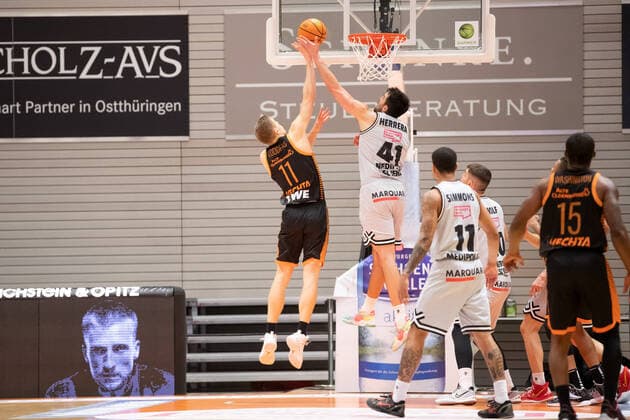 BARMER 2. Basketball Bundesliga Saison 2021 2022 Spieltag 17 am 02.01.22 Medipolis SC Jena vs RASTA Vechta v.li. Duell unter dem Korb Robin Lodders (Vechta) gegen Alex Herrera (Jena) Sparkassen Arena