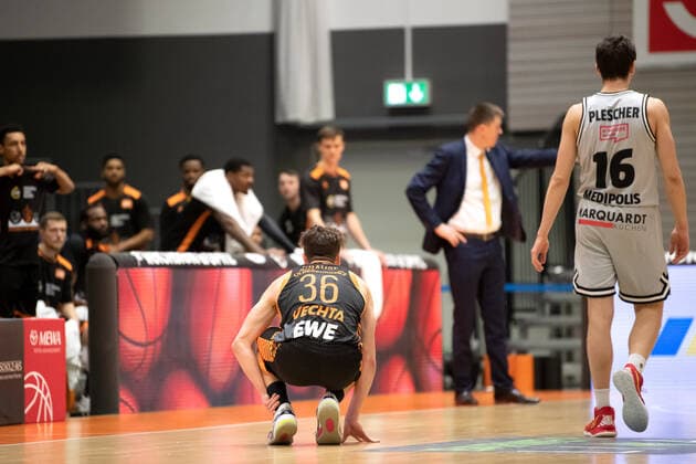 BARMER 2. Basketball Bundesliga Saison 2021 2022 Spieltag 17 am 02.01.22 Medipolis SC Jena vs RASTA Vechta Mitte: Kristofer Krause (Vechta) verletzte sich am linken Knöchel Sparkassen Arena