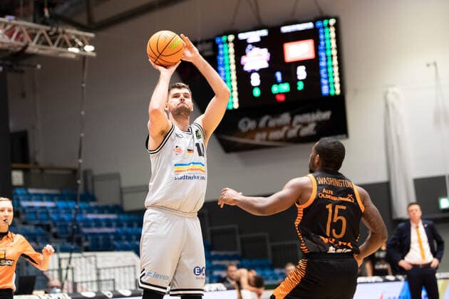 BARMER 2. Basketball Bundesliga Saison 2021 2022 Spieltag 17 am 02.01.22 Medipolis SC Jena vs RASTA Vechta v.li. Julius Wolf (Jena) mit dem 3er gegen James Washington (Vechta) Sparkassen Arena