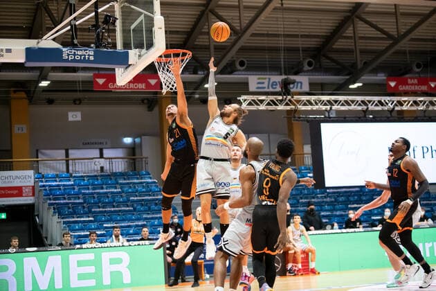 BARMER 2. Basketball Bundesliga Saison 2021 2022 Spieltag 17 am 02.01.22 Medipolis SC Jena vs RASTA Vechta v.re. Nico Brauner (Jena) beim Korbleger gegen Joel Sadu Aminu (Vechta) Sparkassen Arena