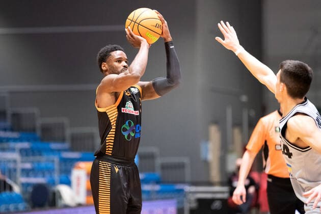 BARMER 2. Basketball Bundesliga Saison 2021 2022 Spieltag 17 am 02.01.22 Medipolis SC Jena vs RASTA Vechta v.li. Josh Young (Vechta) beim Wurf gegen Vuk Radojicic (Jena) Sparkassen Arena