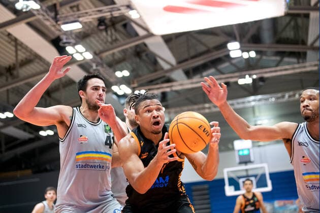 BARMER 2. Basketball Bundesliga Saison 2021 2022 Spieltag 17 am 02.01.22 Medipolis SC Jena vs RASTA Vechta Mitte beim Rebound gegen 2 Gegenspieler Tyrone Nash (Vechta), links Alexander Herrera (Jena), rechts Rayshawn Simmons (Jena) Sparkassen Arena