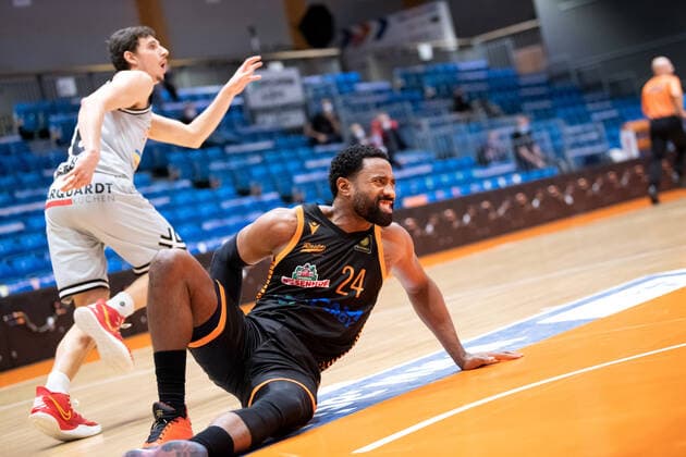 BARMER 2. Basketball Bundesliga Saison 2021 2022 Spieltag 17 am 02.01.22 Medipolis SC Jena vs RASTA Vechta vorn mit schmerzverzerrtem Gesicht am Boden Preston Purifoy (Vechta), dahinter Moritz Schneider (Jena) Sparkassen Arena