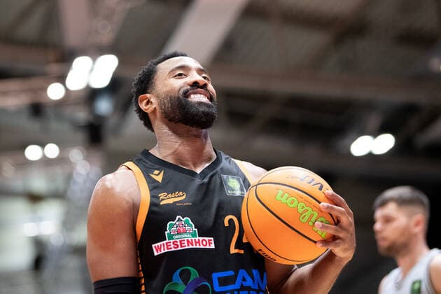 BARMER 2. Basketball Bundesliga Saison 2021 2022 Spieltag 17 am 02.01.22 Medipolis SC Jena vs RASTA Vechta Preston Purifoy (Vechta) mit Ball am Lachen, Portrait Sparkassen Arena