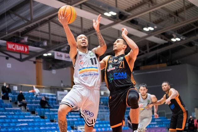 BARMER 2. Basketball Bundesliga Saison 2021 2022 Spieltag 17 am 02.01.22 Medipolis SC Jena vs RASTA Vechta v.li. Rayshawn Simmons (Jena) beim Korbleger gegen Joel Sadu Aminu (Vechta) Sparkassen Arena