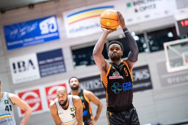 BARMER 2. Basketball Bundesliga Saison 2021 2022 Spieltag 17 am 02.01.22 Medipolis SC Jena vs RASTA Vechta Josh Young (Vechta) trifft den entscheidenden Freiwurf zum 82:81 Sieg in Jena für Vechta Sparkassen Arena