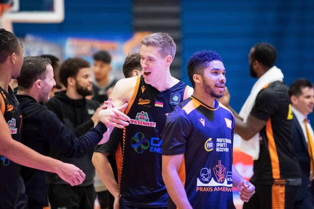 BARMER 2. Basketball Bundesliga Saison 2021 2022 Spieltag 17 am 02.01.22 Medipolis SC Jena vs RASTA Vechta Überglücklich nach dem Sieg in Jena die Spieler von RASTA Vechta. Mitte Robin Lodders Sparkassen Arena