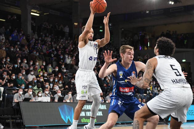 Basketball I Herren I Saison 2021-2022 I Bundesliga I 13. Spieltag I Hamburg Towers - ALBA Berlin I 02.01.2022 Jaylon Brown ( 0, Point Guard, Hamburg Towers) und Caleb Homesley ( 5, Shooting Guard, Hamburg Towers) gegen Malte Delow (6, ALBA Berlin) Hamburg edel-optics.de Arena Hamburg Deutschland Copyright: xLobeca AndreasxHannigx