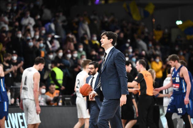 Basketball I Herren I Saison 2021-2022 I Bundesliga I 13. Spieltag I Hamburg Towers - ALBA Berlin I 02.01.2022 Pedro Calles (Head-Coach, Hamburg Towers) geht vom Platz Hamburg edel-optics.de Arena Hamburg Deutschland Copyright: xLobeca AndreasxHannigx
