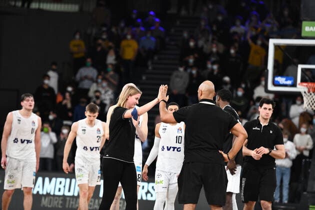 Basketball I Herren I Saison 2021-2022 I Bundesliga I 13. Spieltag I Hamburg Towers - ALBA Berlin I 02.01.2022 Coache Mello klatscht ab Hamburg edel-optics.de Arena Hamburg Deutschland Copyright: xLobeca AndreasxHannigx