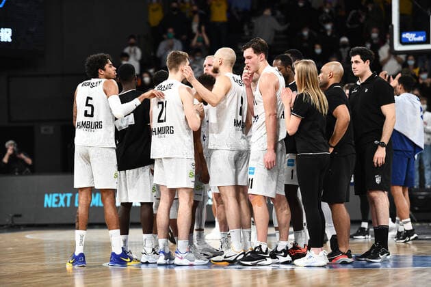 Basketball I Herren I Saison 2021-2022 I Bundesliga I 13. Spieltag I Hamburg Towers - ALBA Berlin I 02.01.2022 Hamburg Towers sind enttäuscht Hamburg edel-optics.de Arena Hamburg Deutschland Copyright: xLobeca AndreasxHannigx