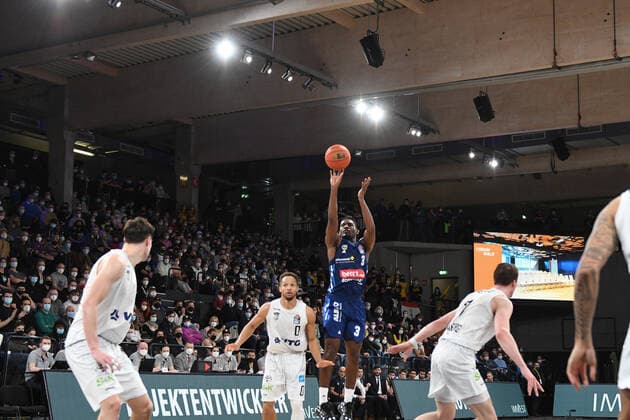 Basketball I Herren I Saison 2021-2022 I Bundesliga I 13. Spieltag I Hamburg Towers - ALBA Berlin I 02.01.2022 Jaleen Smith (3, ALBA Berlin) macht drei Punkte Hamburg edel-optics.de Arena Hamburg Deutschland Copyright: xLobeca AndreasxHannigx