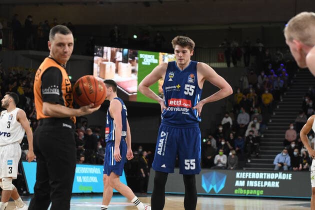 Basketball I Herren I Saison 2021-2022 I Bundesliga I 13. Spieltag I Hamburg Towers - ALBA Berlin I 02.01.2022 Ben Lammers (55, ALBA Berlin) konzentriert sich Hamburg edel-optics.de Arena Hamburg Deutschland Copyright: xLobeca AndreasxHannigx