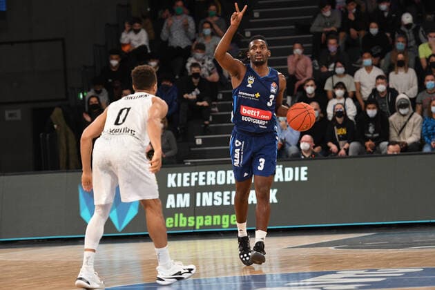 Basketball I Herren I Saison 2021-2022 I Bundesliga I 13. Spieltag I Hamburg Towers - ALBA Berlin I 02.01.2022 Jaleen Smith (3, ALBA Berlin) gegen Jaylon Brown ( 0, Point Guard, Hamburg Towers) Hamburg edel-optics.de Arena Hamburg Deutschland Copyright: xLobeca AndreasxHannigx
