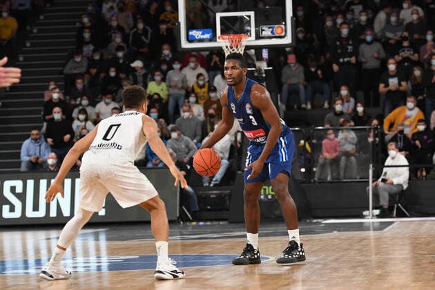 Basketball I Herren I Saison 2021-2022 I Bundesliga I 13. Spieltag I Hamburg Towers - ALBA Berlin I 02.01.2022 Jaleen Smith (3, ALBA Berlin) gegen Jaylon Brown ( 0, Point Guard, Hamburg Towers) Hamburg edel-optics.de Arena Hamburg Deutschland Copyright: xLobeca AndreasxHannigx